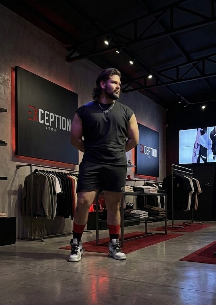 Modelo usando PWR Shorts negros de Exception Apparel.